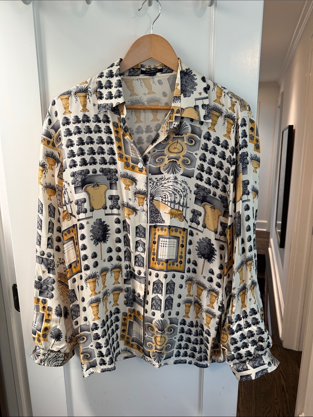 Unique Burberry Printed 100% Silk Classic blouse in Cream, Gold & Black Size L